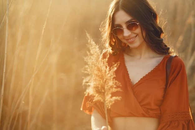 Elegante mujer pasar tiempo en un campo de verano