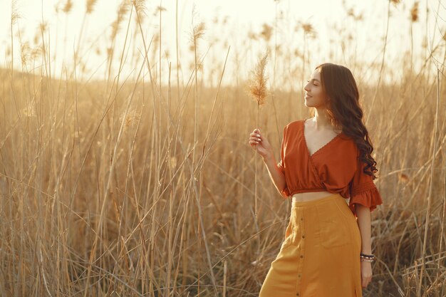 Elegante mujer pasar tiempo en un campo de verano