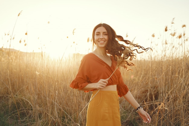 Elegante mujer pasar tiempo en un campo de verano