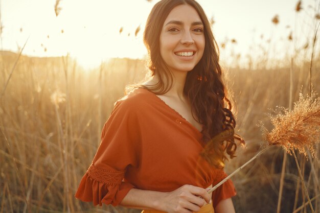 Elegante mujer pasar tiempo en un campo de verano