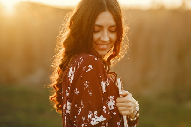 Elegante mujer pasar tiempo en un campo de verano