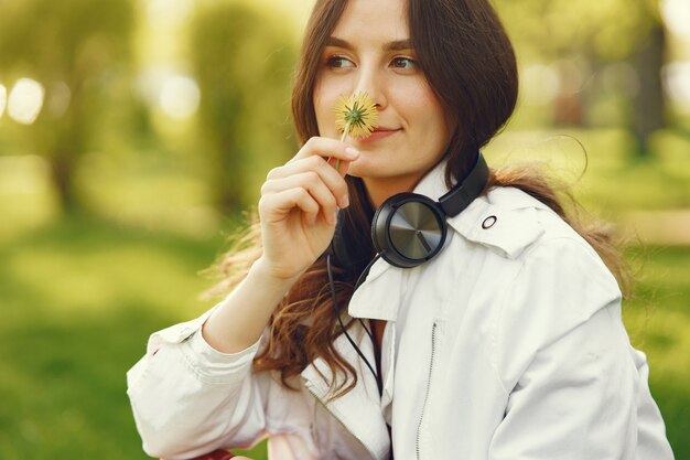 Elegante mujer pasar tiempo en un parque de primavera