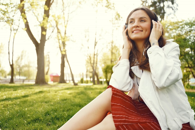 Foto gratuita elegante mujer pasar tiempo en un parque de primavera