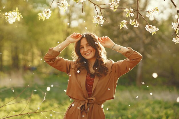 Elegante mujer pasar tiempo en un parque de primavera