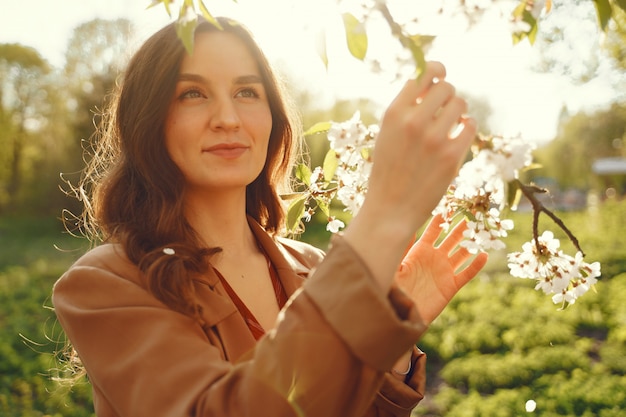 Elegante mujer pasar tiempo en un parque de primavera