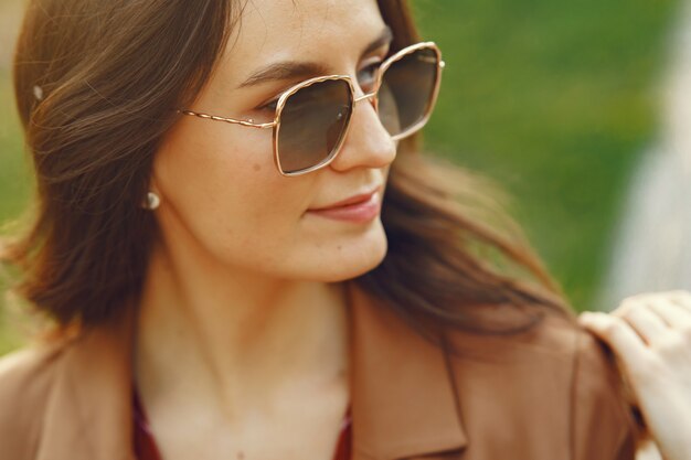 Elegante mujer pasar tiempo en un parque de primavera