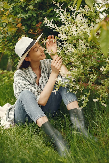 Foto gratuita elegante mujer pasar tiempo en un parque de primavera