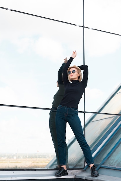 Elegante mujer posando al aire libre