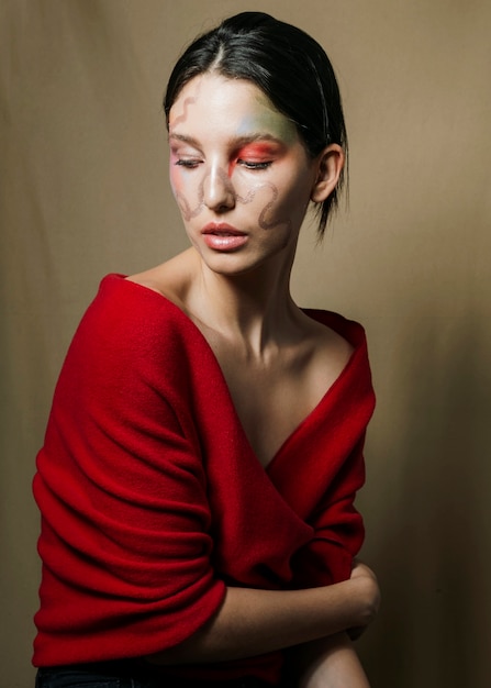 Elegante mujer posando en blusa roja