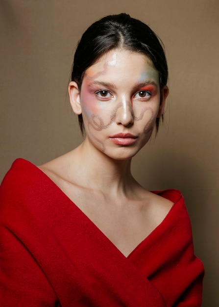 Foto gratuita elegante mujer posando con cara pintada