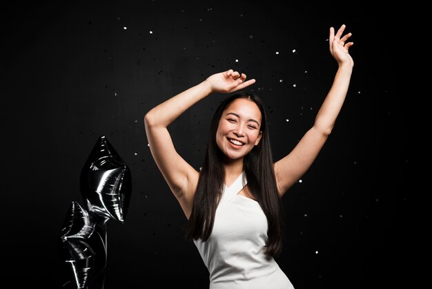 Elegante mujer posando en fiesta de año nuevo