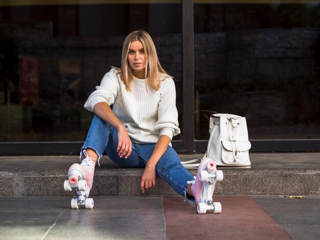 Elegante mujer posando con patines