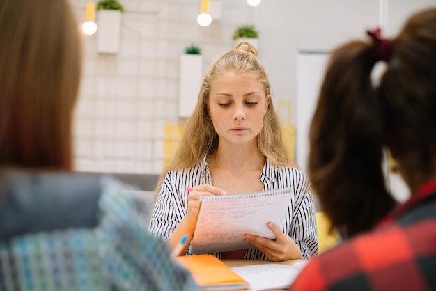 Elegante mujer que estudia en la mesa