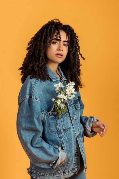 Elegante mujer romántica con flores en chaqueta.