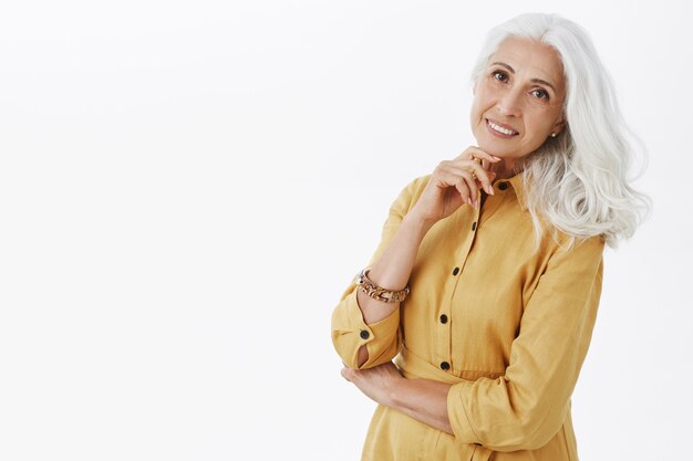 Elegante mujer senior hermosa con cabello gris sonriendo feliz