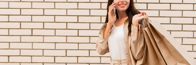 Elegante mujer vestida hablando por teléfono