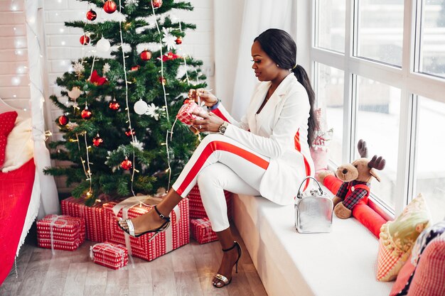 Elegante niña negra en las decoraciones navideñas