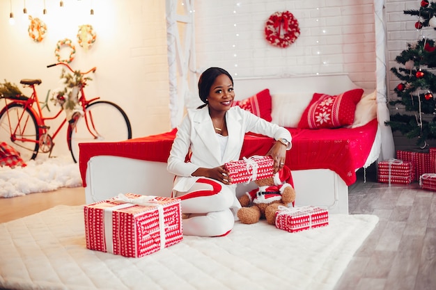 Elegante niña negra en las decoraciones navideñas