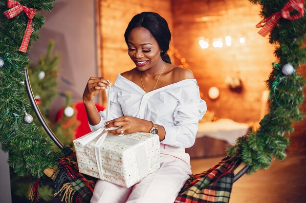 Elegante niña negra en las decoraciones navideñas