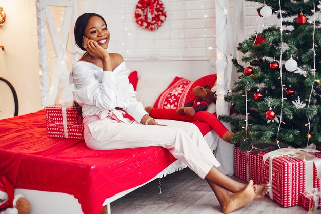 Elegante niña negra en las decoraciones navideñas