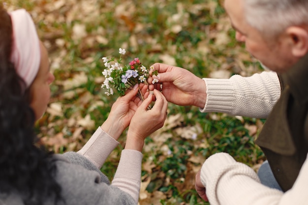 Elegante pareja adulta en un bosque de primavera