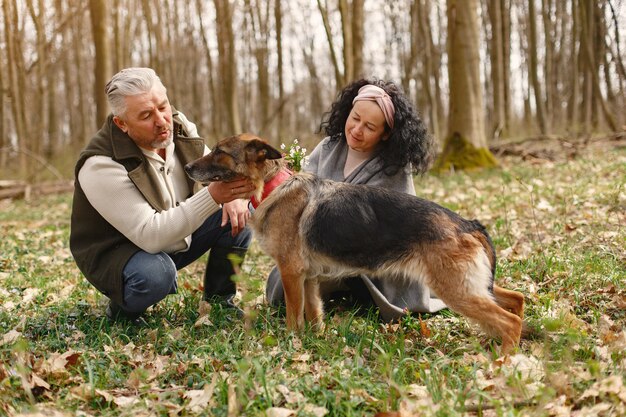 Elegante pareja adulta en un bosque de primavera