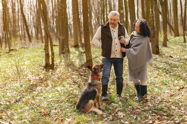 Elegante pareja adulta en un bosque de primavera