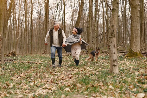 Elegante pareja adulta en un bosque de primavera