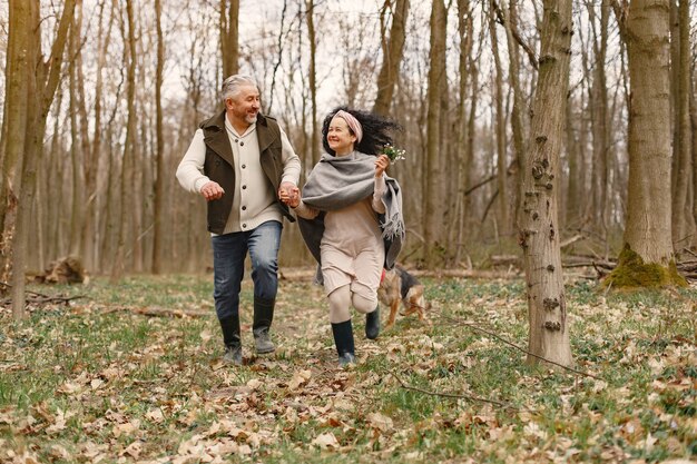 Elegante pareja adulta en un bosque de primavera