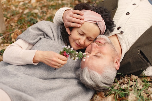 Elegante pareja adulta en un bosque de primavera