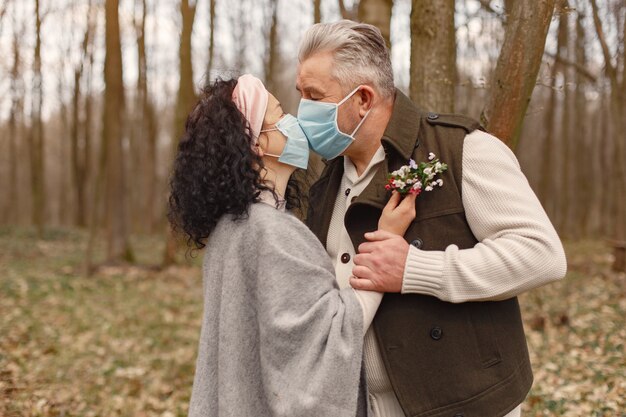 Elegante pareja adulta en un bosque de primavera