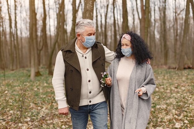 Elegante pareja adulta en un bosque de primavera