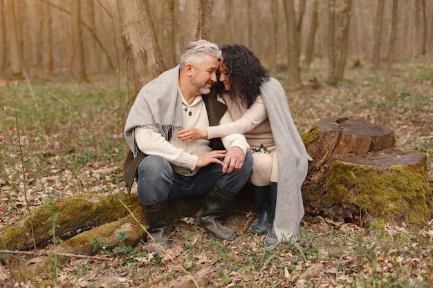 Elegante pareja adulta en un bosque de primavera