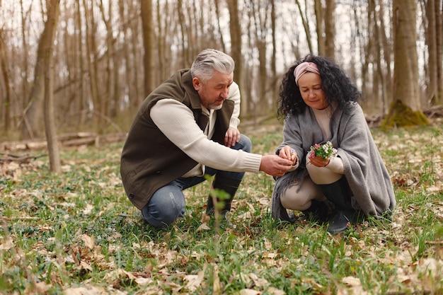 Elegante pareja adulta en un bosque de primavera