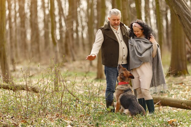 Elegante pareja adulta en un bosque de primavera