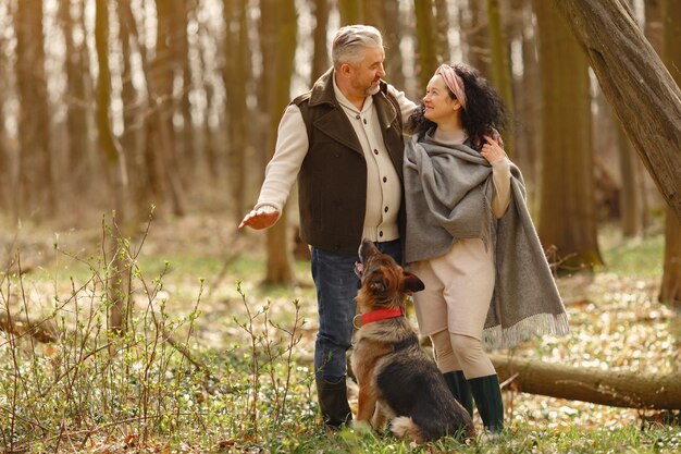 Elegante pareja adulta en un bosque de primavera