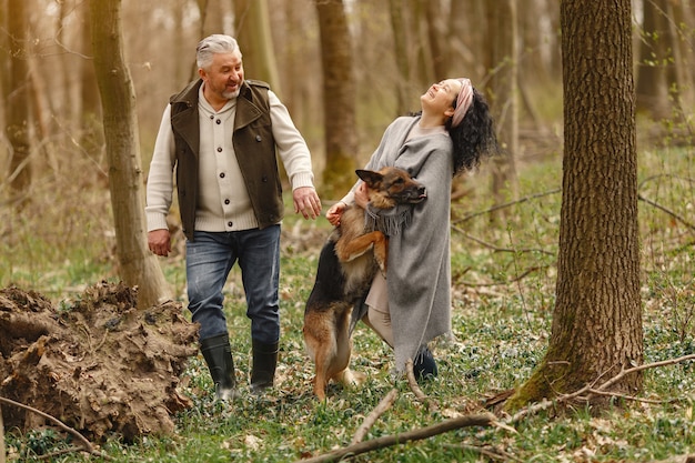 Elegante pareja adulta en un bosque de primavera