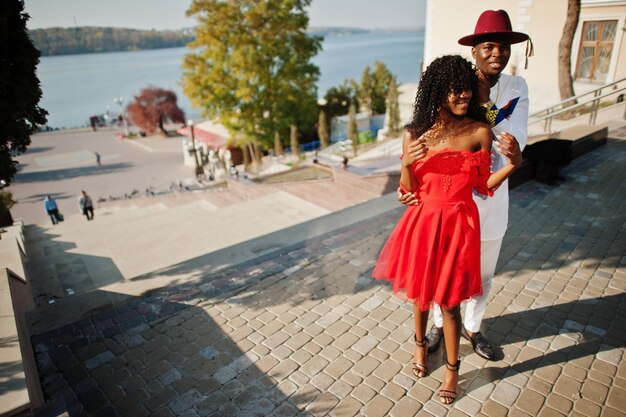 Elegante pareja afro francia de moda posaron juntos en el día de otoño Modelos africanos negros enamorados