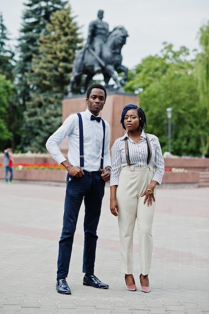 Elegante pareja afroamericana de negocios posó al aire libre