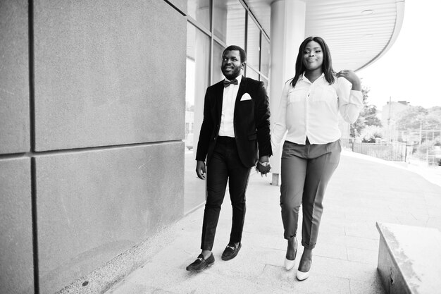 Elegante pareja afroamericana en ropa formal caminando tomados de la mano Pareja romántica enamorada Fechado