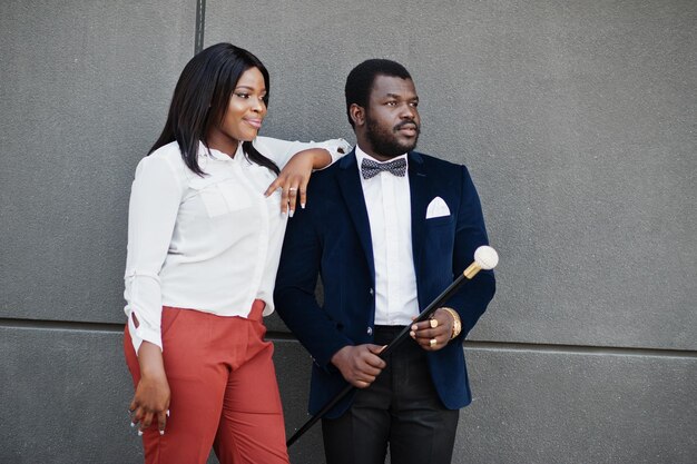 Elegante pareja afroamericana en ropa formal Pareja romántica enamorada Fechado