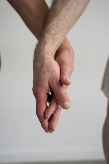 Elegante pareja de ancianos cogidos de la mano