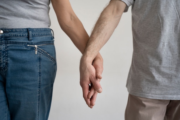 Elegante pareja de ancianos cogidos de la mano