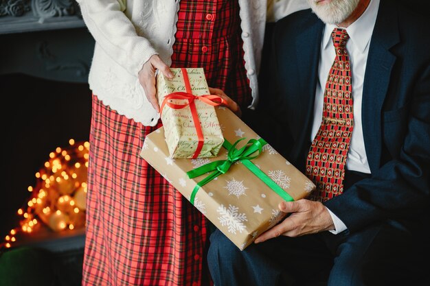 Una elegante pareja de ancianos está celebrando la navidad.