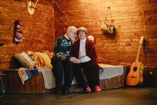 Una elegante pareja de ancianos está celebrando la navidad.