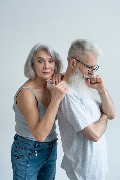 Elegante pareja de ancianos con ropa informal