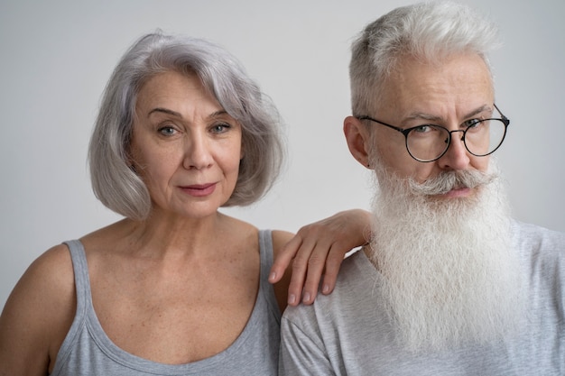 Foto gratuita elegante pareja de ancianos con ropa informal