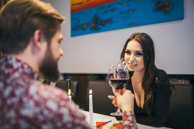 Foto gratuita elegante pareja cenando en el restaurante