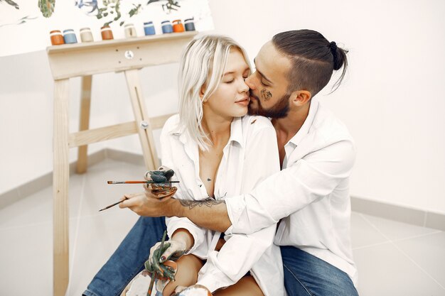 Elegante pareja dibuja en un estudio de arte