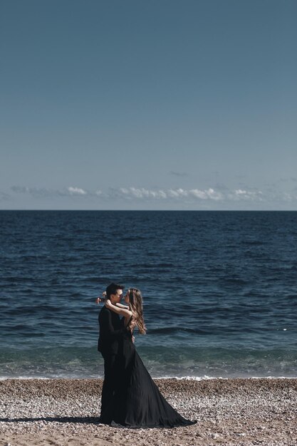 elegante pareja enamorada al aire libre